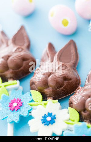 Il cioccolato di pasqua bunnie pop realizzato da solido cioccolato al latte. Foto Stock