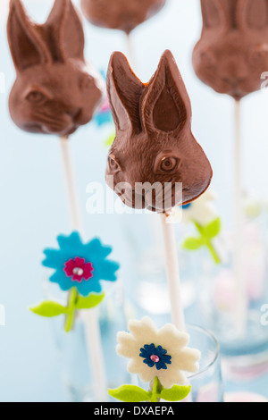 Il cioccolato di pasqua bunnie pop realizzato da solido cioccolato al latte. Foto Stock
