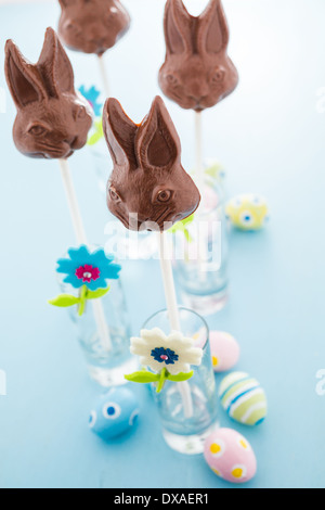 Il cioccolato di pasqua bunnie pop realizzato da solido cioccolato al latte. Foto Stock