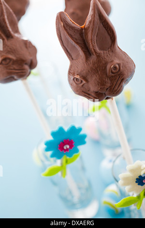 Il cioccolato di pasqua bunnie pop realizzato da solido cioccolato al latte. Foto Stock