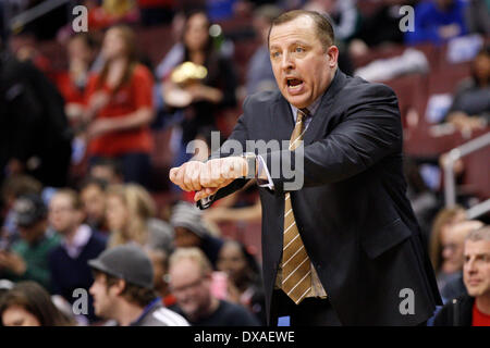 Marzo 19, 2014: Chicago Bulls head coach Tom Thibodeau reagisce durante il gioco NBA tra Chicago Bulls e la Philadelphia 76ers presso la Wells Fargo Center di Philadelphia, Pennsylvania. I tori ha vinto 102-94. Christopher Szagola/Cal Sport Media Foto Stock