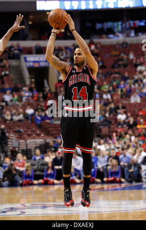 Marzo 19, 2014: Chicago Bulls guard D.J. Augustin (14) Spara la palla durante il gioco NBA tra Chicago Bulls e la Philadelphia 76ers presso la Wells Fargo Center di Philadelphia, Pennsylvania. I tori ha vinto 102-94. Christopher Szagola/Cal Sport Media Foto Stock