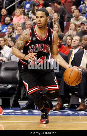 Marzo 19, 2014: Chicago Bulls guard D.J. Augustin (14) in azione durante il gioco NBA tra Chicago Bulls e la Philadelphia 76ers presso la Wells Fargo Center di Philadelphia, Pennsylvania. I tori ha vinto 102-94. Christopher Szagola/Cal Sport Media Foto Stock