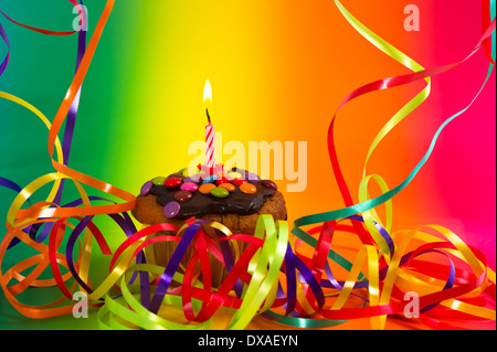 Tortina di compleanno con decor colorato e candela Foto Stock
