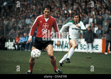 Calcio, Bundesliga, 1984/1985, Stadio am Boekelberg, Borussia Moenchengladbach versus Bayer 04 Leverkusen 1:1, scena del match, Rudolf Wojtowicz (Bayer) in possesso palla, destra Ewald Lienen (MG) Foto Stock