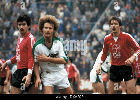 Calcio, Bundesliga, 1984/1985, Stadio am Boekelberg, Borussia Moenchengladbach versus Bayer 04 Leverkusen 1:1, scena del match, f.l.t.r. Herbert Waas (Bayer), Norbert Ringels (MG), Juergen Gelsdorf (Bayer) Foto Stock