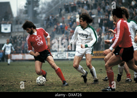 Calcio, Bundesliga, 1984/1985, Stadio am Boekelberg, Borussia Moenchengladbach versus Bayer 04 Leverkusen 1:1, scena del match, Thomas Hoerster (Bayer) in possesso palla, oltre a Ewald Lienen (MG) Foto Stock