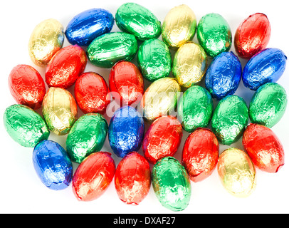 Uova di pasqua di cioccolato in foglio colorato Foto Stock