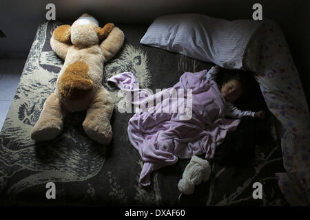 Madrid, Spagna. Xxi Mar, 2014. 11 mese - vecchio Daniela Chasi Saavedra dorme, come la sua famiglia attendere la commissione giudiziaria e delle forze di polizia di arrivare per loro lo sfratto, in Spagna a Madrid, venerdì 21 marzo, 2014. Daniela vive con sua sorella, i suoi genitori ed i due zii e nonni. Il Chasi Sanguna famiglia, originariamente da Ecuador, acquistato un euro 259.000 (US$ 357,453) appartamento da prendere un mutuo con banca Bankia in 2004, ma hanno cessato di effettuare dei pagamenti dopo Daniela zii perso i loro posti di lavoro nel settore della costruzione nel 2010 e suo padre ha perso il suo lavoro come meccanico nel 2011. Essi l Foto Stock