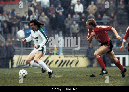 Calcio, Bundesliga, 1984/1985, Stadio am Boekelberg, Borussia Moenchengladbach versus Bayer 04 Leverkusen 1:1, scena del match, Ewald Lienen (MG) sinistro e Anders Giske (Bayer) Foto Stock