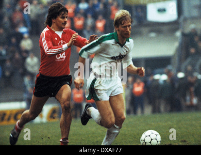 Calcio, Bundesliga, 1984/1985, Stadio am Boekelberg, Borussia Moenchengladbach versus Bayer 04 Leverkusen 1:1, scena del match, Uwe Rahn (MG) in possesso palla, sinistra Falko Goetz (Bayer) Foto Stock