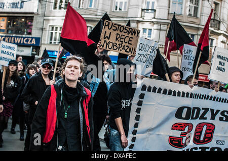 Poznan, Polonia. 20 Mar, 2014. La seconda asta di casa sulla strada Paderewski 1 a Poznan, occupata da squat Rozbrat (Federazione Anarchica) edificio fu messo all'asta per 8,5 milioni di euro. Durante l asta si manifesta circa 400 persone. Sulla foto di manifestanti marzo Credito: Lukas Juszczak/Alamy Live News Foto Stock