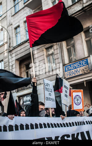 Poznan, Polonia. 20 Mar, 2014. La seconda asta di casa sulla strada Paderewski 1 a Poznan, occupata da squat Rozbrat (Federazione Anarchica) edificio fu messo all'asta per 8,5 milioni di euro. Durante l asta si manifesta circa 400 persone. Sulla foto di manifestanti marzo Credito: Lukas Juszczak/Alamy Live News Foto Stock