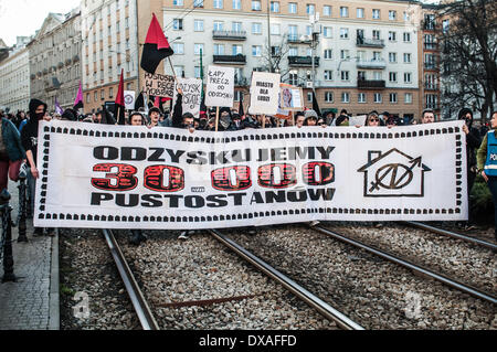 Poznan, Polonia. 20 Mar, 2014. La seconda asta di casa sulla strada Paderewski 1 a Poznan, occupata da squat Rozbrat (Federazione Anarchica) edificio fu messo all'asta per 8,5 milioni di euro. Durante l asta si manifesta circa 400 persone. Sulla foto di manifestanti marzo Credito: Lukas Juszczak/Alamy Live News Foto Stock