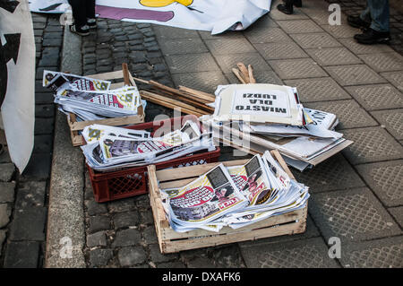 Poznan, Polonia. 20 Mar, 2014. La seconda asta di casa sulla strada Paderewski 1 a Poznan, occupata da squat Rozbrat (Federazione Anarchica) edificio fu messo all'asta per 8,5 milioni di euro. Durante l asta si manifesta circa 400 persone. Sulla foto quotidiani consegnati dai dimostranti Credito: Lukas Juszczak/Alamy Live News Foto Stock