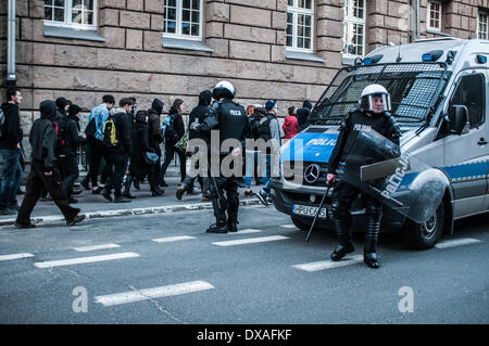 Poznan, Polonia. 20 Mar, 2014. La seconda asta di casa sulla strada Paderewski 1 a Poznan, occupata da squat Rozbrat (Federazione Anarchica) edificio fu messo all'asta per 8,5 milioni di euro. Durante l asta si manifesta circa 400 persone. Sulla foto di polizia a guardia della restituzione manifestanti Credito: Lukas Juszczak/Alamy Live News Foto Stock