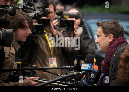 Bruxelles, BXL, Belgio. Xxi Mar, 2014. Il primo ministro lussemburghese Xavier Bettel arriva all'inizio del secondo giorno della molla responsabile europeo del Vertice degli Stati dell'UE la sede del consiglio a Bruxelles, in Belgio il 21.03.2014 l'Unione europea e i suoi Stati membri e l'Ucraina a firmare le disposizioni politiche dell'accordo di associazione. Il Consiglio europeo esorta il Consiglio e il Parlamento europeo ad adottare rapidamente la proposta per rimuovere temporaneamente i dazi doganali, cosiddette misure commerciali autonome, sulle esportazioni ucraine per l'Unione europea. Credito: ZUMA Press, Inc./Alamy Live Foto Stock