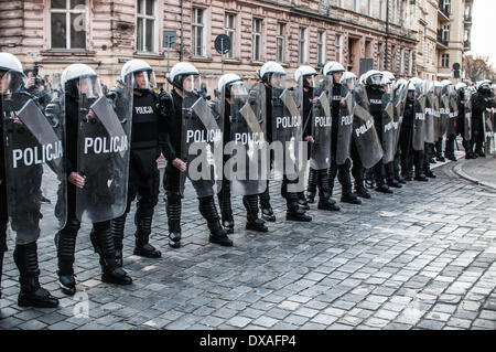 Poznan, Polonia. 20 Mar, 2014. La seconda asta di casa sulla strada Paderewski 1 a Poznan, occupata da squat Rozbrat (Federazione Anarchica) edificio fu messo all'asta per 8,5 milioni di euro. Durante l asta si manifesta circa 400 persone. Sulla foto di polizia a guardia della restituzione manifestanti Credito: Lukas Juszczak/Alamy Live News Foto Stock