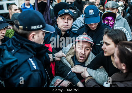 Poznan, Polonia. 20 Mar, 2014. La seconda asta di casa sulla strada Paderewski 1 a Poznan, occupata da squat Rozbrat (Federazione Anarchica) edificio fu messo all'asta per 8,5 milioni di euro. Durante l asta si manifesta circa 400 persone. Sulla foto di polizia a guardia della restituzione manifestanti Credito: Lukas Juszczak/Alamy Live News Foto Stock