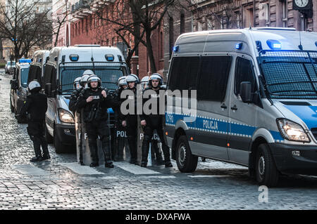 Poznan, Polonia. 20 Mar, 2014. La seconda asta di casa sulla strada Paderewski 1 a Poznan, occupata da squat Rozbrat (Federazione Anarchica) edificio fu messo all'asta per 8,5 milioni di euro. Durante l asta si manifesta circa 400 persone. Sulla foto di polizia a guardia della restituzione manifestanti Credito: Lukas Juszczak/Alamy Live News Foto Stock