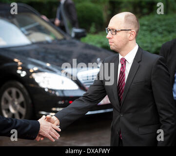 Bruxelles, BXL, Belgio. Xxi Mar, 2014. L'Ucraina il Primo Ministro Arseniy Yatsenyuk arriva all'inizio del secondo giorno della molla responsabile europeo del Vertice degli Stati dell'UE la sede del consiglio a Bruxelles, in Belgio il 21.03.2014 l'Unione europea e i suoi Stati membri e l'Ucraina a firmare le disposizioni politiche dell'accordo di associazione. Il Consiglio europeo esorta il Consiglio e il Parlamento europeo ad adottare rapidamente la proposta per rimuovere temporaneamente i dazi doganali, cosiddette misure commerciali autonome, sulle esportazioni ucraine per l'Unione europea. Credito: ZUMA Press, Inc./Alamy Liv Foto Stock