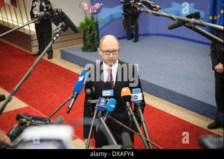 Bruxelles, BXL, Belgio. Xxi Mar, 2014. L'Ucraina il Primo Ministro Arseniy Yatsenyuk tiene conferenza stampa dopo la firma le disposizioni politiche dell'accordo di associazione con l'UE durante la seconda giornata della molla responsabile europeo del Vertice degli Stati dell'UE la sede del consiglio a Bruxelles, in Belgio il 21.03.2014 da Wiktor Dabkowski © Wiktor Dabkowski/ZUMAPRESS. Credito: ZUMA Press, Inc./Alamy Live News Foto Stock