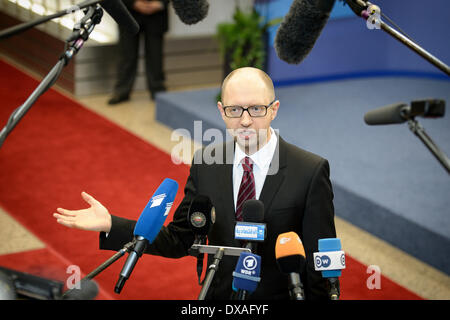 Bruxelles, BXL, Belgio. Xxi Mar, 2014. L'Ucraina il Primo Ministro Arseniy Yatsenyuk tiene conferenza stampa dopo la firma le disposizioni politiche dell'accordo di associazione con l'UE durante la seconda giornata della molla responsabile europeo del Vertice degli Stati dell'UE la sede del consiglio a Bruxelles, in Belgio il 21.03.2014 da Wiktor Dabkowski © Wiktor Dabkowski/ZUMAPRESS. Credito: ZUMA Press, Inc./Alamy Live News Foto Stock