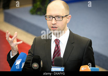 Bruxelles, BXL, Belgio. Xxi Mar, 2014. L'Ucraina il Primo Ministro Arseniy Yatsenyuk tiene conferenza stampa dopo la firma le disposizioni politiche dell'accordo di associazione con l'UE durante la seconda giornata della molla responsabile europeo del Vertice degli Stati dell'UE la sede del consiglio a Bruxelles, in Belgio il 21.03.2014 da Wiktor Dabkowski © Wiktor Dabkowski/ZUMAPRESS. Credito: ZUMA Press, Inc./Alamy Live News Foto Stock