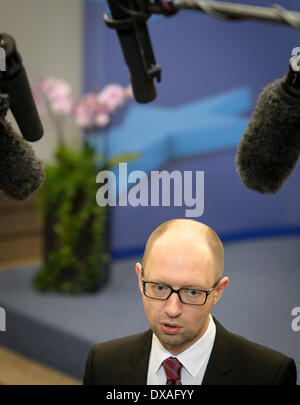 Bruxelles, BXL, Belgio. Xxi Mar, 2014. L'Ucraina il Primo Ministro Arseniy Yatsenyuk tiene conferenza stampa dopo la firma le disposizioni politiche dell'accordo di associazione con l'UE durante la seconda giornata della molla responsabile europeo del Vertice degli Stati dell'UE la sede del consiglio a Bruxelles, in Belgio il 21.03.2014 da Wiktor Dabkowski © Wiktor Dabkowski/ZUMAPRESS. Credito: ZUMA Press, Inc./Alamy Live News Foto Stock