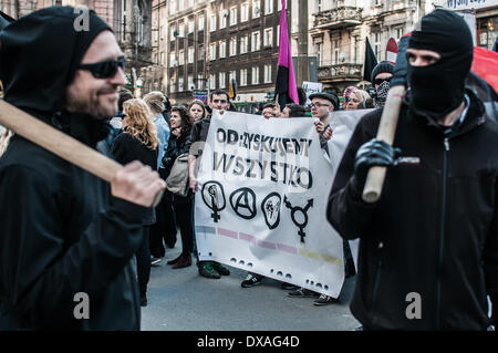 Poznan, Polonia. 20 Mar, 2014. La seconda asta di casa sulla strada Paderewski 1 a Poznan, occupata da squat Rozbrat (Federazione Anarchica) edificio fu messo all'asta per 8,5 milioni di euro. Durante l asta si manifesta circa 400 persone. Sulla foto di manifestanti marzo Credito: Lukas Juszczak/Alamy Live News Foto Stock