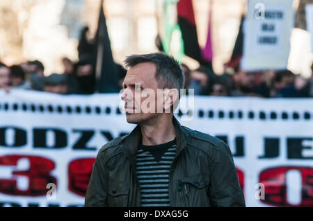 Poznan, Polonia. 20 Mar, 2014. La seconda asta di casa sulla strada Paderewski 1 a Poznan, occupata da squat Rozbrat (Federazione Anarchica) edificio fu messo all'asta per 8,5 milioni di euro. Durante l asta si manifesta circa 400 persone. Sulla foto Jaroslaw Urbanski sociologo e attivista sociale Credito: Lukas Juszczak/Alamy Live News Foto Stock