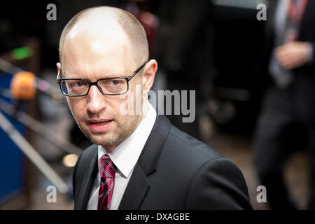 Bruxelles, Belgio. Xxi Mar, 2014. L'Ucraina il Primo ministro ARSENIY YATSENYUK arriva all'inizio del secondo giorno della molla responsabile europeo del vertice degli Stati UE presso la sede del consiglio. I leader dell' Unione europea hanno firmato un accordo di più strette relazioni con l'Ucraina, in un film di supporto a seguito della Russia l'annessione della Crimea. L'Unione europea hanno firmato la trattativa ore dopo aver annunciato ulteriori sanzioni mirate. Leader Pro-Moscow V. Yanukovych di abbandono della trattativa in novembre aveva portato a proteste mortale, la sua rimozione e la Russia per la presa in consegna della Crimea. Credito: ZUMA Press, Inc./Alamy Live News Foto Stock