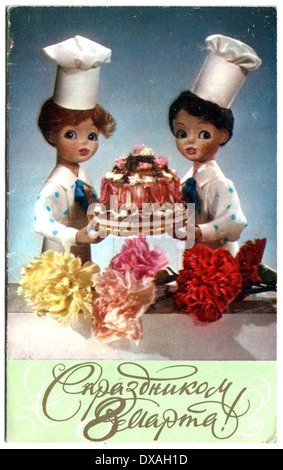 Unione Sovietica - circa 1980: cartolina stampato in URSS per onorare la Giornata internazionale della donna di solidarietà showstwo chef con torta Foto Stock