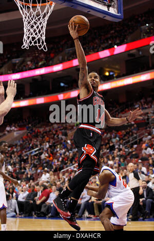 Marzo 19, 2014: Chicago Bulls guard D.J. Augustin (14) va per il colpo durante il gioco NBA tra Chicago Bulls e la Philadelphia 76ers presso la Wells Fargo Center di Philadelphia, Pennsylvania. I tori ha vinto 102-94. Christopher Szagola/Cal Sport Media Foto Stock