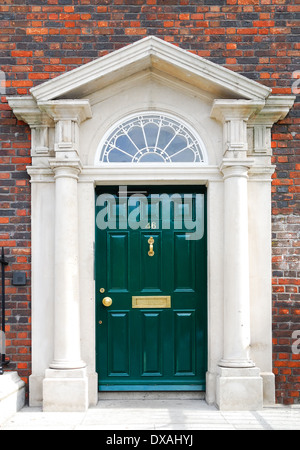 Vista di una porta verde a Dublino, Irlanda Foto Stock