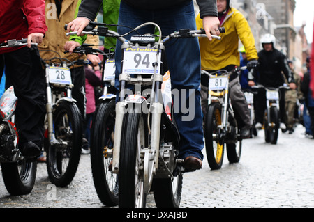 Trial Bike a sfilare attraverso la cittadina di Fort William durante il SSDT bike trial. Foto Stock