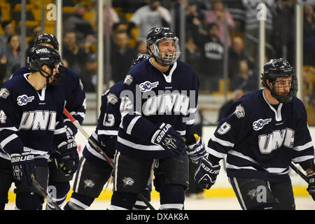 Boston, Massachusetts, USA. Xxi Mar, 2014. Marzo 21, 2014 - Boston, Massachusetts, STATI UNITI - Università di New Hampshire di Justin Agosta (12) reagisce dopo un goal durante il NCAA Hockey East partita del torneo tra il Providence College e Università di New Hampshire a TD Garden di Boston Massachusetts. Eric Canha/CSM/Alamy Live News Foto Stock