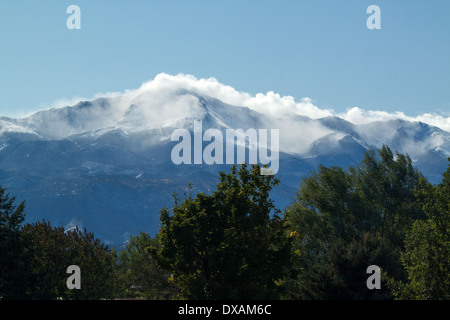 Vento-controllato le nuvole appaiono a bollire oltre la sommità del Pikes Peak in Colorado negli Stati Uniti. Foto Stock