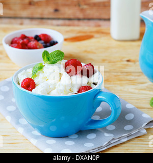 Cottage cheese e bacche mature, cibo closeup Foto Stock