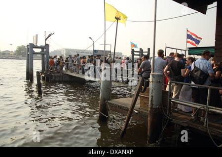 I turisti in attesa di esprimere la barca al Wat Arun pier a Bangkok , Thailandia Foto Stock