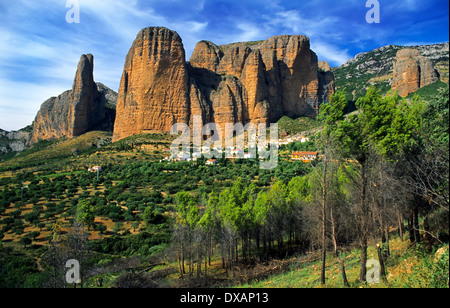 Vista di Mallos de Riglos, a Huesca, Spagna Foto Stock