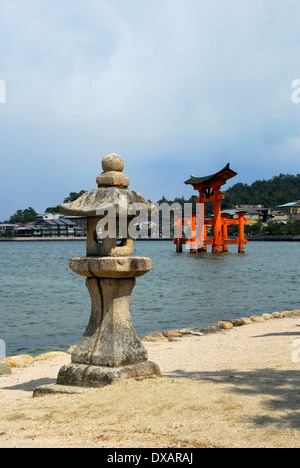 Lanterna di pietra, Miyajima Foto Stock