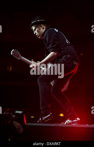 Noi rock band Fall Out Boy eseguendo in Cardiff Motorpoint Arena, UK, su loro salvare Rock & Roll Tour nel marzo 2014. Foto Stock