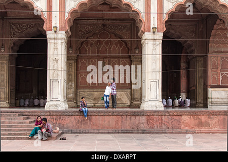 Adoratori dentro e fuori la Jama Masjid moschea di Delhi, India Foto Stock