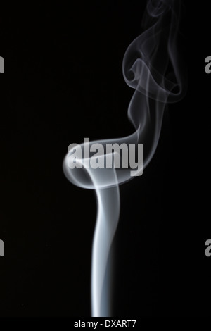 Sentiero di vorticazione del fumo grigio Foto Stock