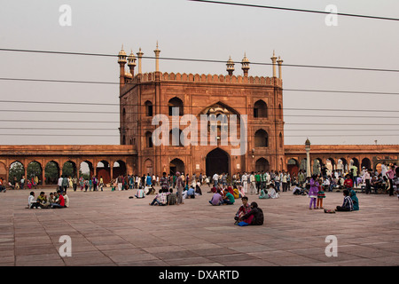 Adoratori fuori Jama Masjid moschea di Delhi, India Foto Stock