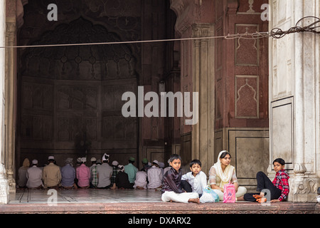 Adoratori dentro e fuori la Jama Masjid moschea di Delhi, India Foto Stock