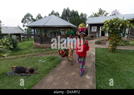 Un verdeggiante e spazio unworried:Le Village des Mamans :MSF ospedale ,Rutshuru,Nord Kiwu ,RDC,Repubblica Democratica del Congo. Foto Stock