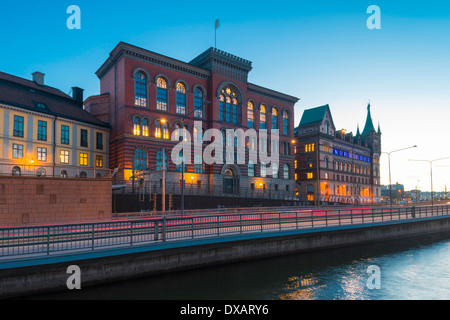 Vista serale del vecchio archivio nazionale (1887 - 1890) della Svezia e la Norstedts edificio, Riddarholmen Stoccolma, Svezia. Foto Stock