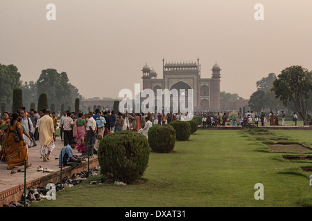 La grande porta (gateway principale) del Taj Mahal di Agra, India Foto Stock